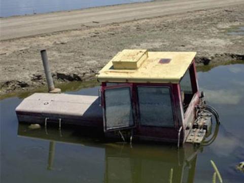 В Минеральных Водах пьяный сотрудник фермы утопил трактор